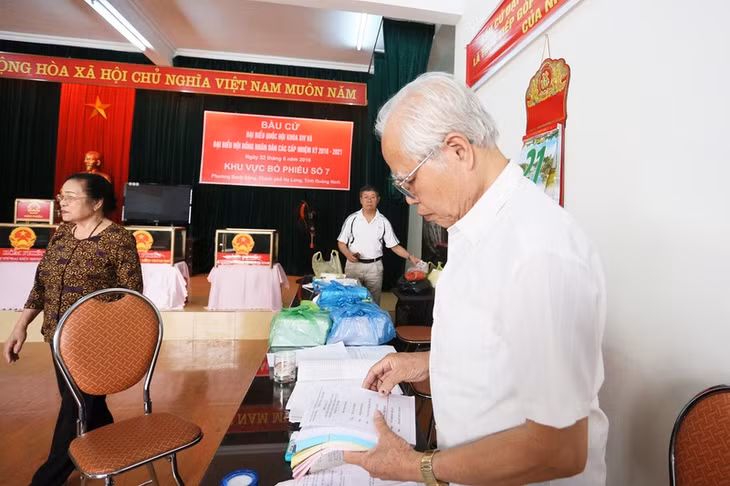 Những lá phiếu được kiểm tra kỹ lưỡng, chờ được gửi gắm lựa chọn của cử tri thành phố.