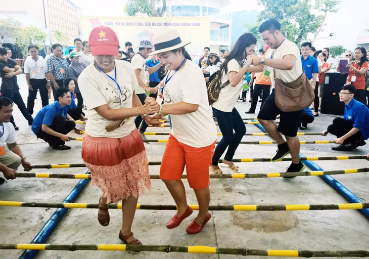 ĐVTN hướng dẫn du khách tham gia các trò chơi dân gian tại khu vui chơi giải trí Marine (TP Hạ Long).
