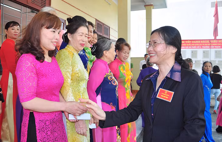 Đồng chí Đỗ Thị Hoàng trò chuyện cùng cử tri tại khu vực bỏ phiếu số 5 phường Cẩm Thạch.