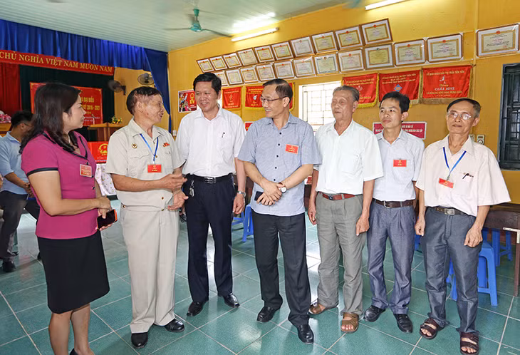 Đồng chí Phó Bí thư Tỉnh ủy trò chuyện, động viên cán bộ Ban bầu cử và cử tri khu phố Lý Thường Kiệt nơi tập trung đông cử tri nhất của Thị trấn Tiên Yên