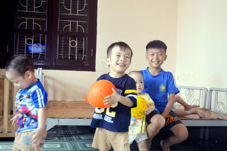 Những đứa trẻ tại Trung tâm Bảo trợ trẻ em có hoàn cảnh đặc biệt (TP Hạ Long) vui chơi cùng nhau.