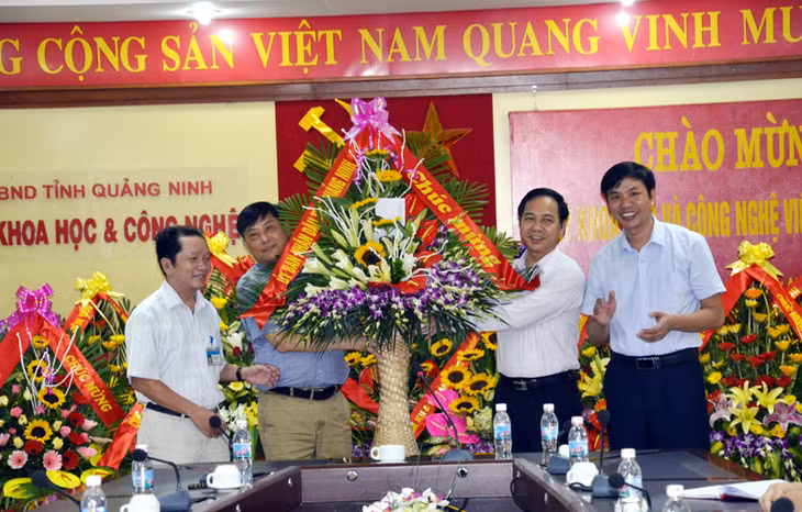 Đồng chí Đặng Huy Hậu, PCT Thường trực UBND tỉnh tặng hoa chúc mừng Sở KH&CN nhân ngày KH-CN Việt Nam 18/5. 