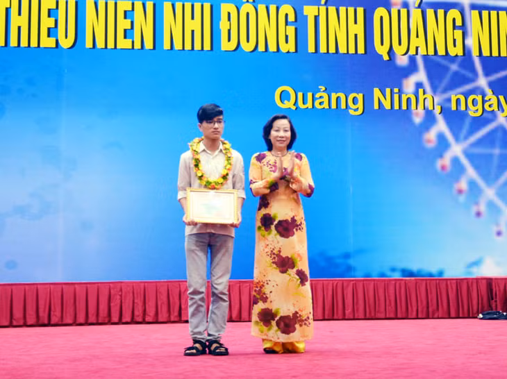 Đồng chí Vũ Thị Thu Thuỷ, Phó Chủ tịch UBND tỉnh trao giải nhì Cuộc thi Sáng tạo TTN-NĐ tỉnh lần I cho Nguyễn Sơn Lam, học sinh lớp 12C3, Trường THPT Hoàng Quốc Việt (TX Đông Triều).