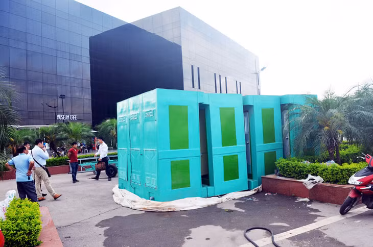 Buồng vệ sinh lưu động cất giữ ở khu vực Quảng trường 30-10 của TP Hạ Long chủ yếu được dùng trong các dịp lễ, sự kiện, còn bình thường được gom lại.