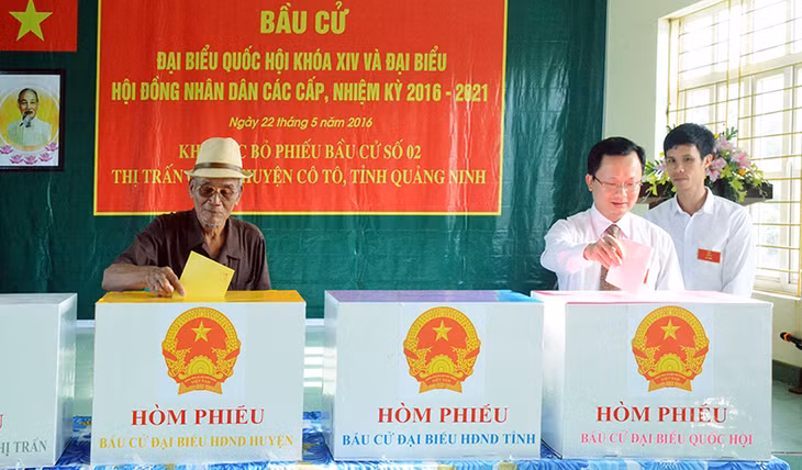 Đồng chí Cao Tường Huy, Trưởng Ban Tuyên giáo Tỉnh ủy, Trưởng Ban Bầu cử ĐBQH số 3 dự khai mạc tại huyện Cô Tô.