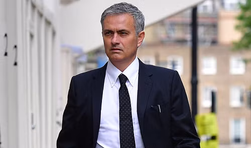 Jose Mourinho ăn vận chỉnh tề để chuẩn bị cho lễ ký hợp đồng với Man Utd. Ảnh: Sky Sports.