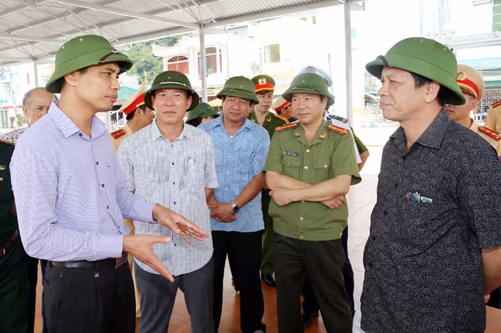 Đồng chí Vũ Văn Diện, Phó Chủ tịch UBND tỉnh kiểm tra công tác đảm bảo ATGT tại cảng Cái Rồng, huyện Vân Đồn.