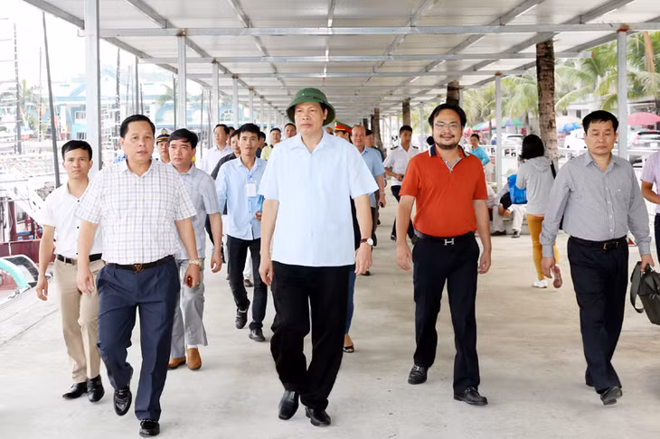Đồng chí Nguyễn Đức Long, Chủ tịch UBND tỉnh kiểm tra công tác đảm bảo ATGT tại Cảng tàu khách Quốc tế Tuần Châu.