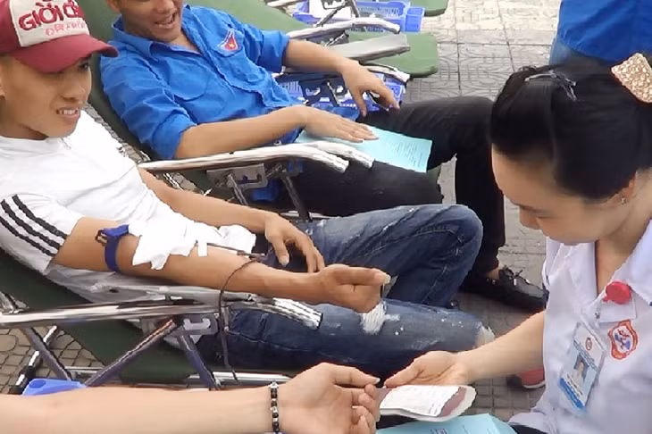 Đoàn viên, thanh niên tham gia hiến máu