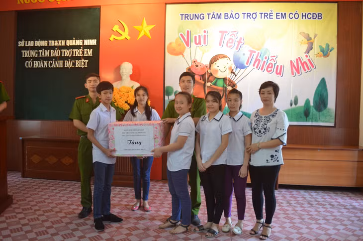 Đoàn sinh viên D39, Học viên Cảnh sát nhân dân tặng quà các em học sinh