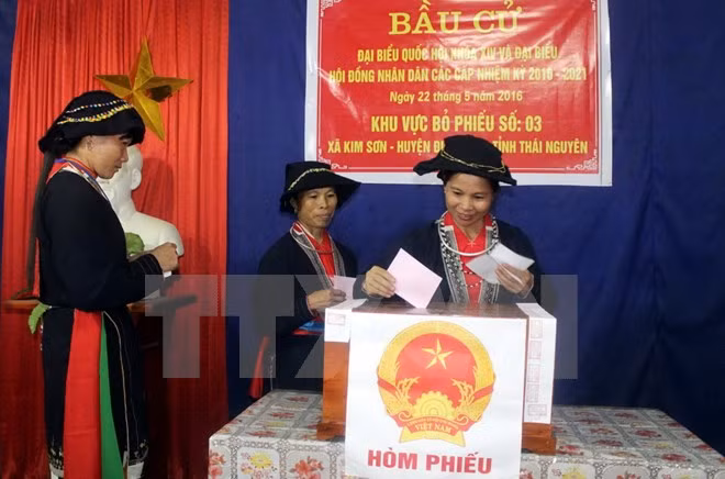 Cử tri xã Kim Sơn, huyện Định Hóa, tỉnh Thái Nguyên bỏ phiếu bầu cử. (Ảnh: Thu Hằng/TTXVN)