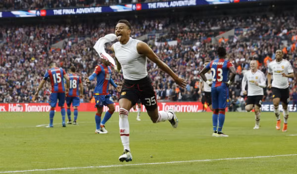Khoảnh khắc bùng nổ của Lingard. Ảnh: Reuters.