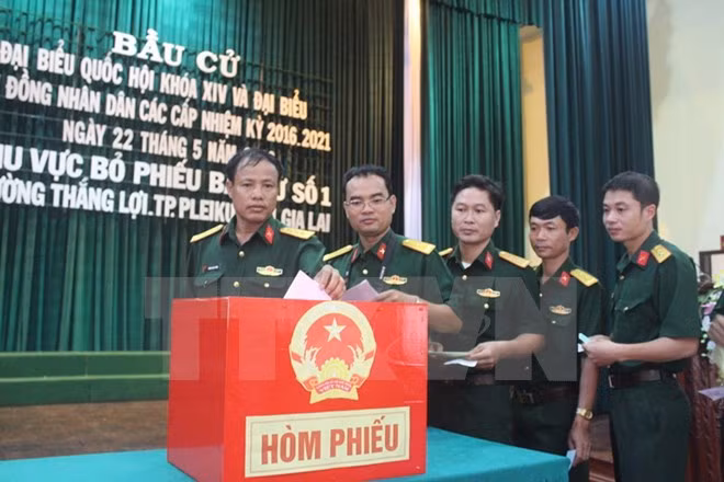 Lực lượng vũ trang tỉnh Gia Lai bỏ phiếu bầu cử. (Ảnh: Hoài Nam/TTXVN)