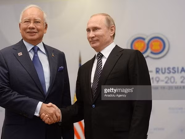 Tổng thống Nga Vladimir Putin và Thủ tướng Malaysia Najib Razak. (Nguồn: Getty)