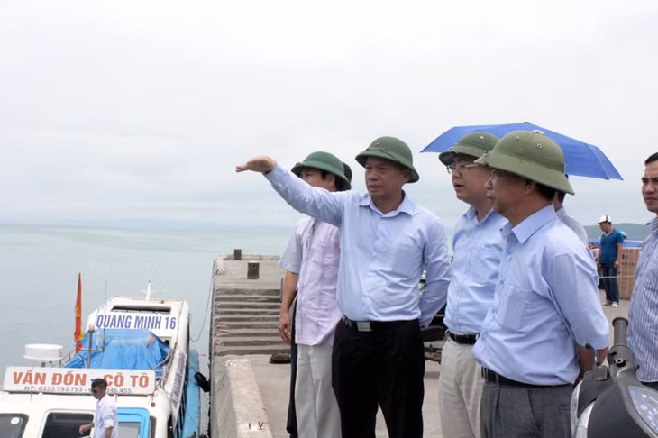 Đoàn công tác kiểm tra tại Cảng Cô Tô