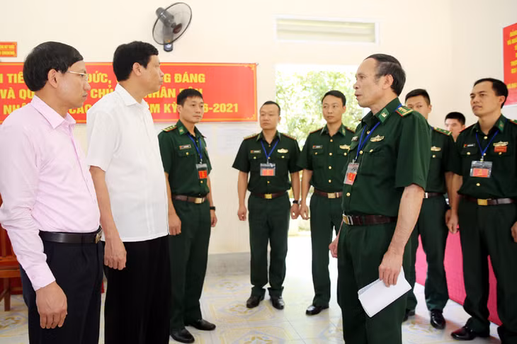 Đồng chí Nguyễn Đức Long kiểm tra tại điểm bầu cử đồn biên phòng Bắc Sơn