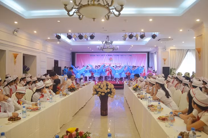 85 đại biểu cháu ngoan bác Hồ đến từ 39 trường Tiểu học và THCS đại diện cho 33.000 đội viên, thiếu niên, nhi đồng trên địa bàn thành phố đã có buổi gặp mặt và giao lưu với lãnh đạo thành phố. 