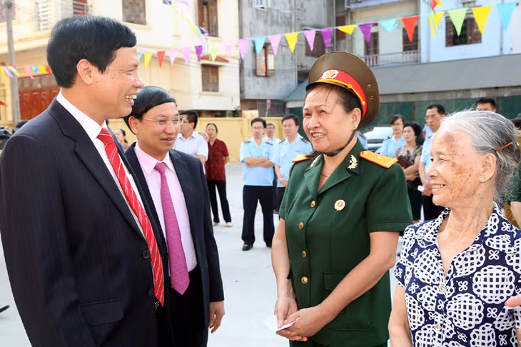Trò chuyện với cử tri phường trần phú TP