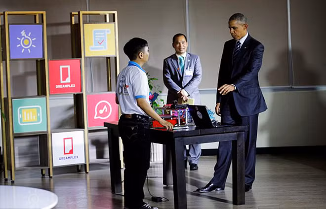 Trong một giờ giao lưu, Tổng thống Obama đã hoàn toàn chinh phục hơn 100 doanh nhân, doanh nghiệp có mặt tại không gian khởi nghiệp Dreamplex khi trực tiếp giữ vai trò dẫn dắt cuộc trò chuyện với 3 doanh nhân trẻ tiêu biểu của Việt Nam. Ảnh: Reuters