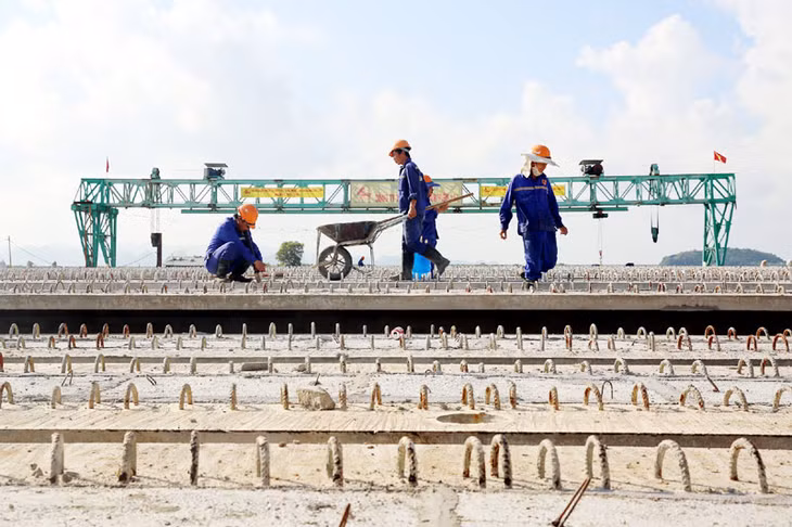 Thi công dầm Super T tại gói thầu XL 05, dự án đường nối TP Hạ Long với cầu Bạch Đằng. Ảnh: Đỗ Phương