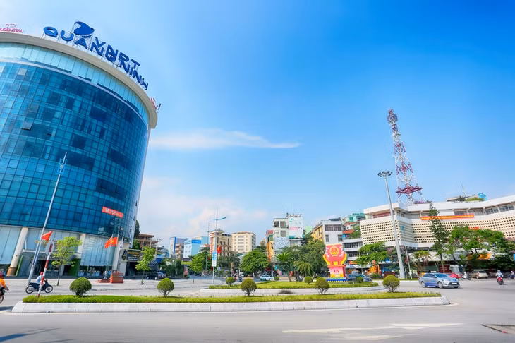Tại các công sở,...