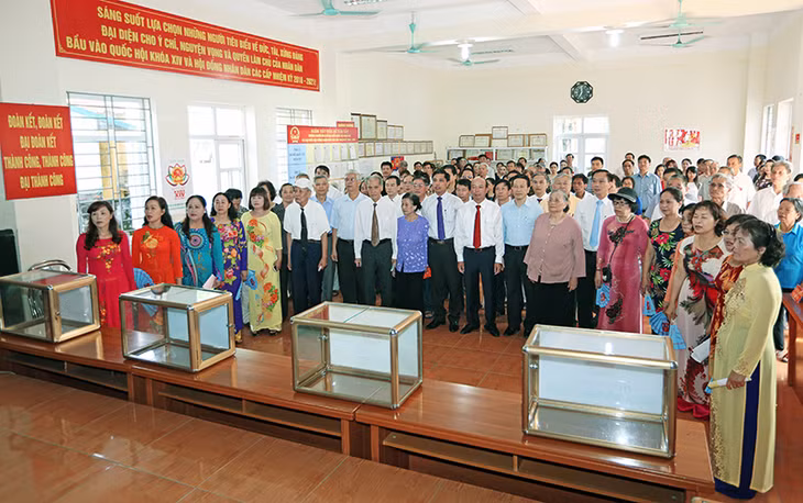 Lễ khai mạc bầu cử tại khu vực bỏ phiếu số 5, phường Hồng Hải.