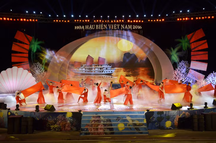 Sân khấu được thiết kế ấn tượng với chủ đề kỳ quan thiên nhiên của biển. 