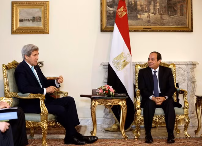 Ngoại trưởng Mỹ John Kerry (trái) trong cuộc gặp với Tổng thống Ai Cập Abdel Fattah al-Sisi. (Nguồn: AP)