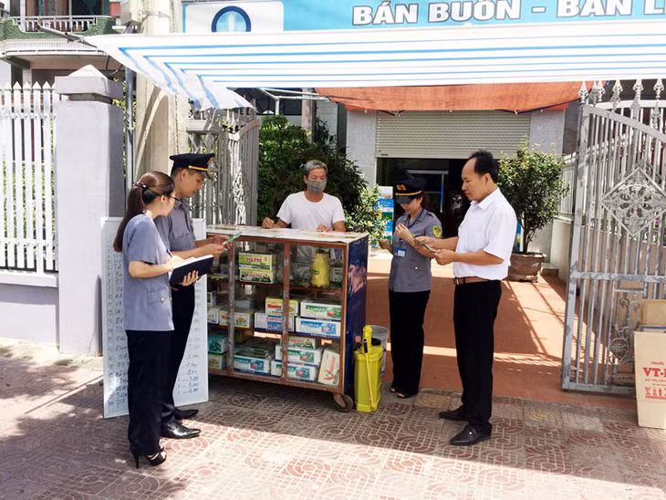 Cán bộ Chi cục Trồng trọt và Bảo vệ thực vật (Sở NN&PTNT) thanh, kiểm tra một cơ sở kinh doanh thuốc BVTV tại phường Minh Thành (TX Quảng Yên).