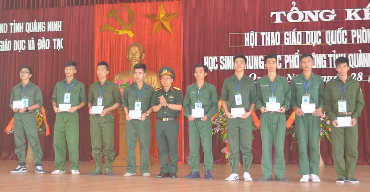 BTC trao giải cho các thí sinh tham gia nội dung thực hành tháo lắp súng AK.