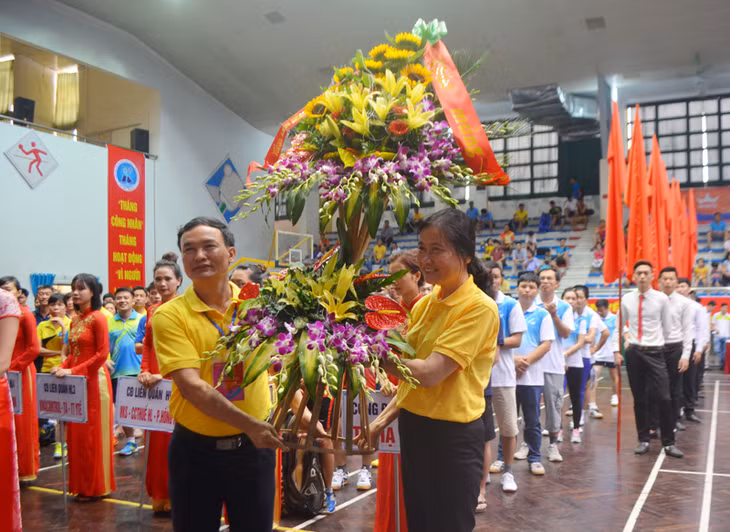 Đồng chí Đỗ Thị Hoàng, Phó Bí thư Thường trực Tỉnh ủy tặng hoa chúc mừng Ngày hội VHTT CNVC-LĐ cho lãnh đạo LĐLĐ tỉnh.