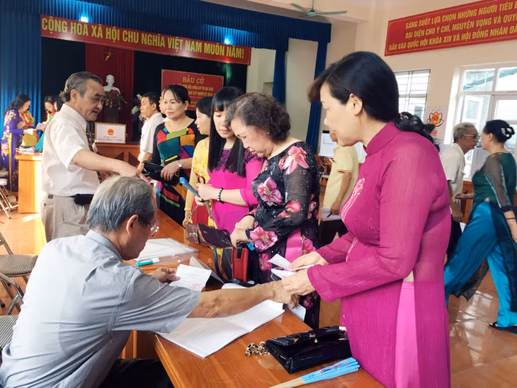 cử tri tại khu vực bỏ phiếu số 5, phường Hồng Hải trước giờ khai mạc.
