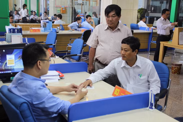 Giải quyết thủ tục hành chính cho người dân tại Trung tâm Hành chính công tỉnh. Ảnh: Thanh Tùng