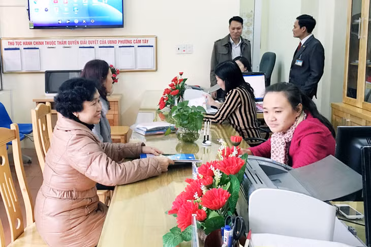 Người dân đến giao dịch tại Bộ phận “Tiếp nhận và trả kết quả liên thông hiện đại” phường Cẩm Tây (TP Cẩm Phả).