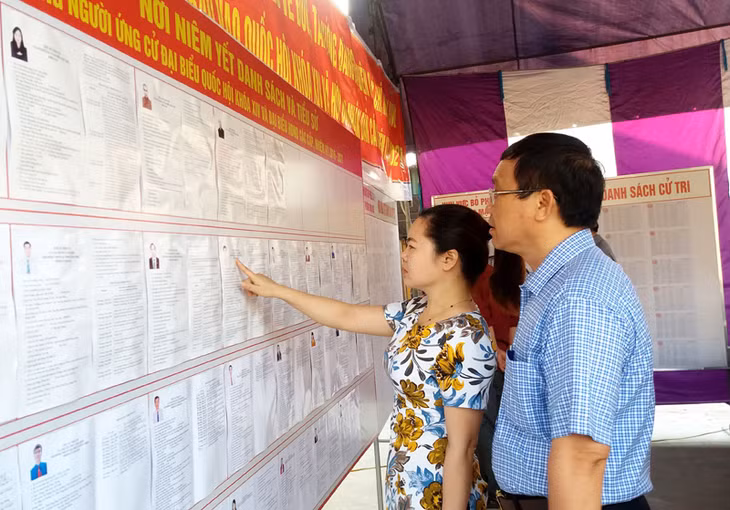 Cử tri tại khu vực bỏ phiếu số 11 huyện Đông Triều nghiên cứu tiểu sử các ứng cử viên trước khi bỏ phiếu.