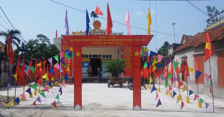 Các khu vực bỏ phiếu được trang trí khánh tiết rực rỡ