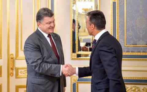 Tổng thống Poroshenko (trái) và tân cố vấn Rasmussen. Ảnh Reuters