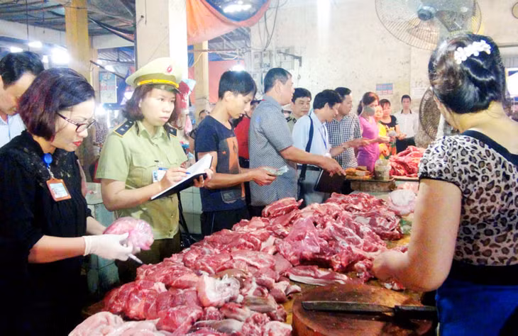Đoàn liên ngành của tỉnh kiểm tra VSATTP đối với sản phẩm thịt lợn bày bán tại chợ Rừng (TX Quảng Yên). Ảnh: Minh Khương (TT TTGDSK tỉnh)