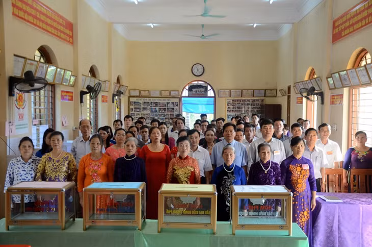 Lễ khai mạc bầu cử tại khu vực bỏ phiếu số 6 phường Mông Dương diễn ra trong không khí long trọng và trang nghiêm