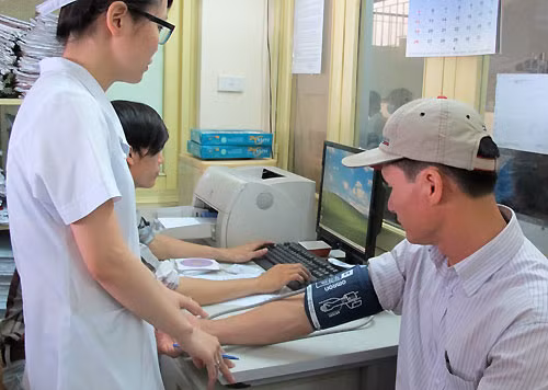 Tăng huyết áp rất dễ phát hiện bằng cách đo huyết áp nhưng nhiều người Việt chưa có thói quen theo dõi chỉ số này. Ảnh: N.P.