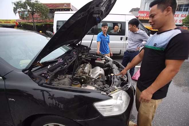  Ôtô chết máy ở đường Miếu Đàm (Mỹ Đình). Ảnh: Ngọc Thành.