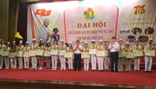 Dịp này, Hội Đồng đội thành phố đã yên dương và trao chứng nhận Cháu ngoan Bác Hồ cho 85 em học sinh xuất sắc đến từ 39 trường Tiểu học và THCS trên địa bàn TP.