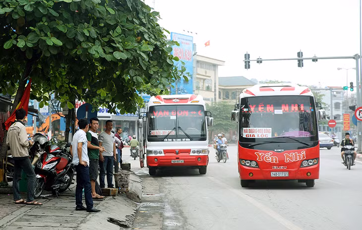 Xe khách vi phạm dừng đỗ, đón khách không đúng nơi quy định. (Ảnh chụp tại ngã tư Loong Toòng, TP Hạ Long, ngày 25-5-2016).