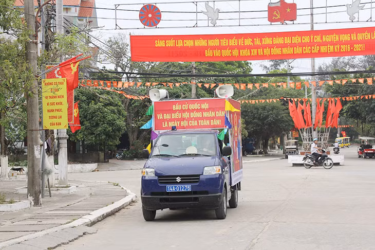 Xe tuyên truyền lưu động tuyên truyền bầu cử tại huyện Cô Tô.