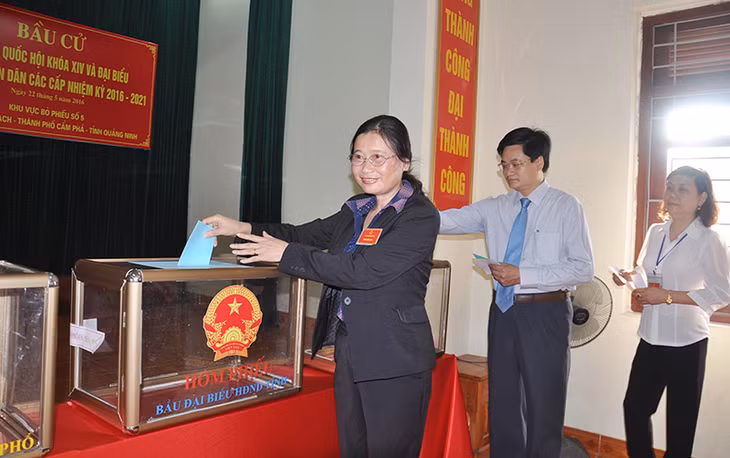 Đồng chí Đỗ Thị Hoàng bỏ phiếu bầu cử.