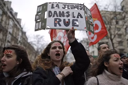 Biểu tình ở Pháp. Ảnh: WSJ.