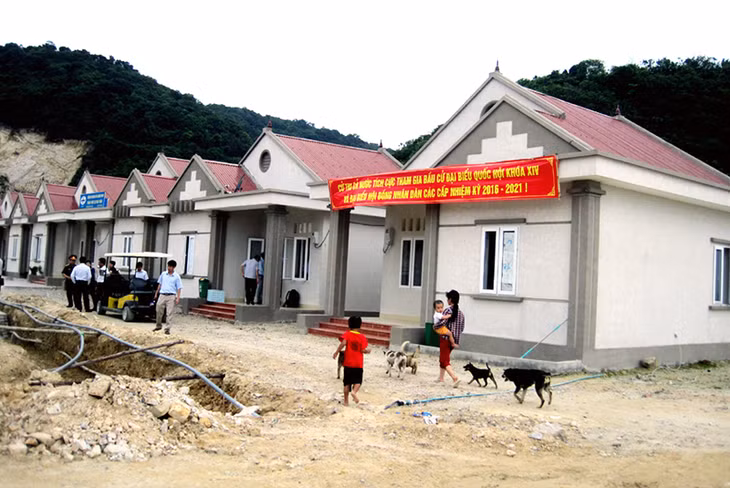 Băng rôn chào mừng bầu cử được trang trí ở đầu thôn Đảo Trần.