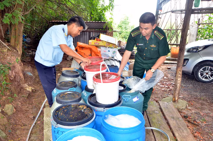 800 kg hóa chất Chlorine dạng lỏng dùng để khử trùng trong nuôi trồng thủy sản bị thu giữ