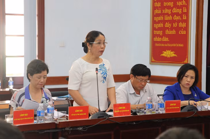 Đồng chí Vũ Thị Liên Oanh, Giám đốc Sở Giáo dục-Đào tạo nêu những bất cập khi hiện chế độ ưu đãi cho nhà giáo trong chính sách thu hút nhân tài.