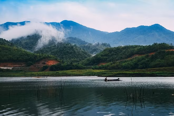 Nên thơ, quyến rũ, Tà Đùng khiến người ta mê mẩn khi cảnh đẹp thiên nhiên hòa quyện vào nhau.